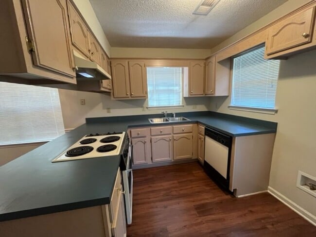 Building Photo - Renovated 3 Bedroom 2 Bathroom with 1 Car ...