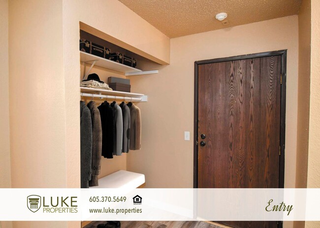 Building Photo - 405 S Sycamore Ave