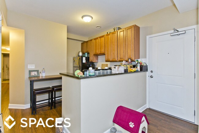 Building Photo - 920 W Cullom Ave