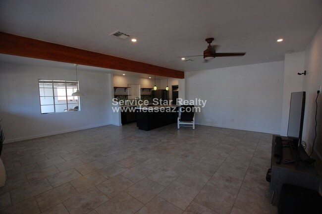 Foto del edificio - Remodeled 2 bed/2ba with den and huge yard