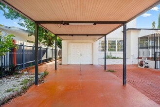 Building Photo - 411 SW 34th Ave