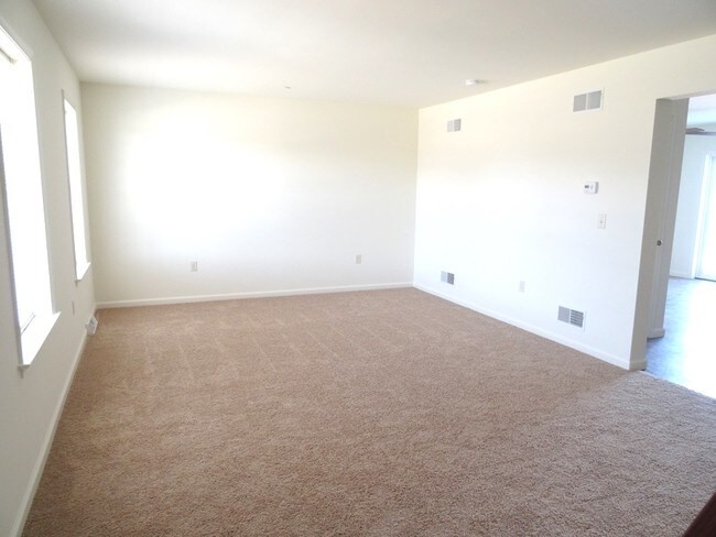 Building Photo - 219 Limestone Dr