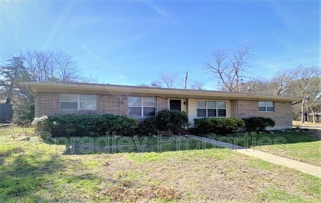 Foto del edificio - 3213 Pin Oak Dr