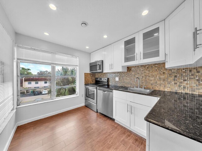 Building Photo - 4156 Inverrary Dr