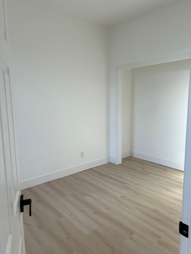 Building Photo - 600 E Landis Ave
