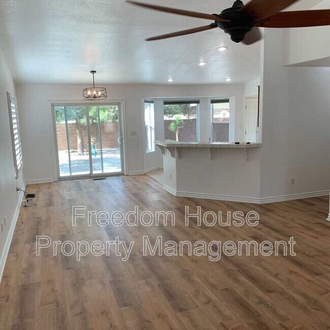 Foto del edificio - 5945 Badlands Ln