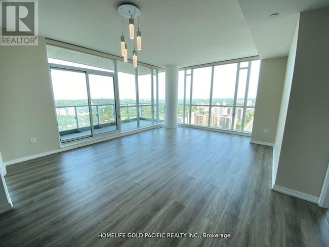 Photo du bâtiment - 66 Forest Manor Rd