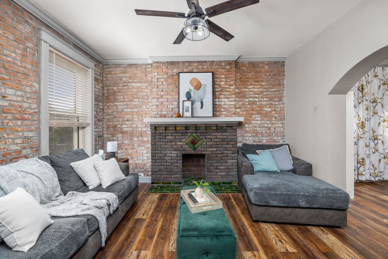 Foto principal - Beautiful home with fenced in yard and covered rear deck in Southwest Garden