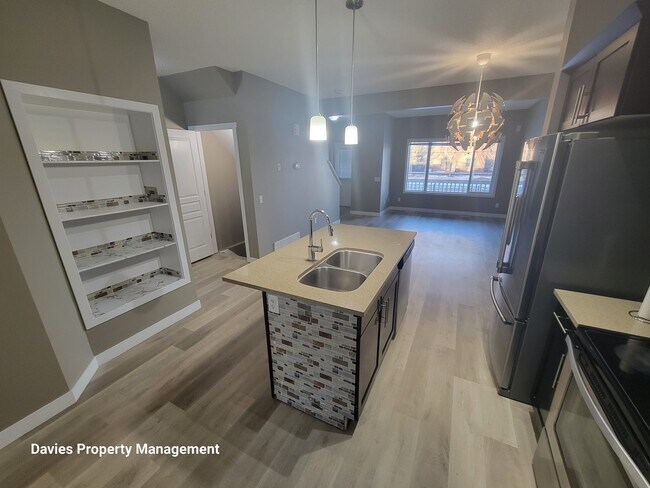 Photo du bâtiment - 8209-8217 217 St NW