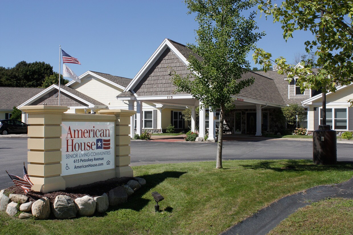 Sunnybank Charlevoix Apartments in Charlevoix, MI