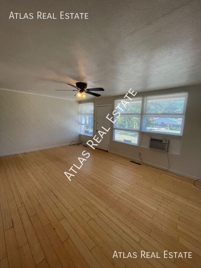 Building Photo - 3-bedroom, 1-bathroom house WITH BIG BACKY...