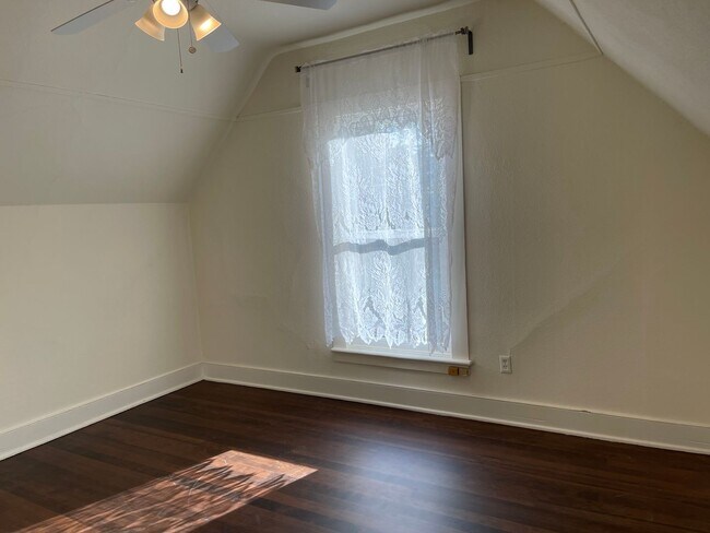 Building Photo - Sweet 2/1 Upstairs Victorian Apartment - 3...