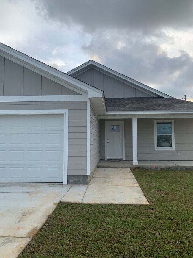 Building Photo - 2539 Volusia Ave