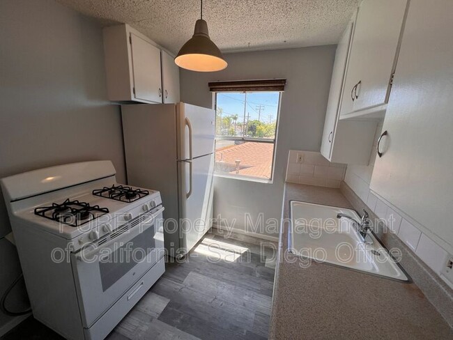 Foto del edificio - 242 Twin Oaks Ave