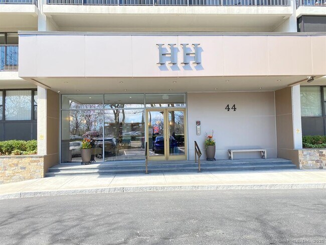 Foto del edificio - 44 Strawberry Hill Ave