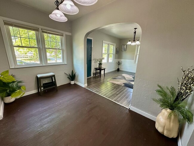 Building Photo - 3 bed, 1 bath home for rent in Waterloo