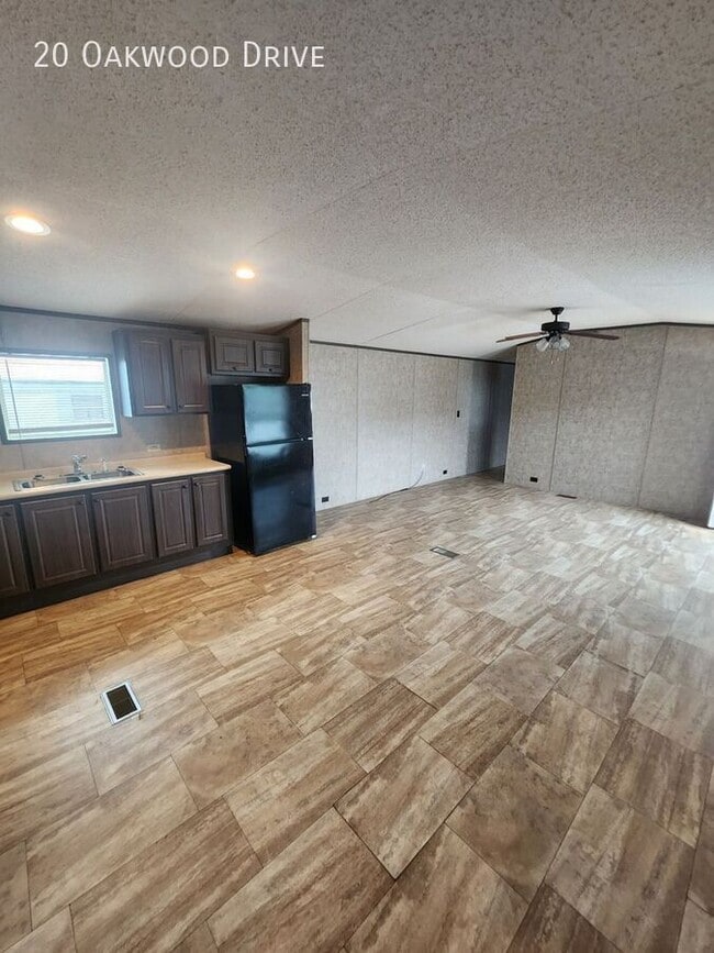 Foto del edificio - 20 Oakwood Dr