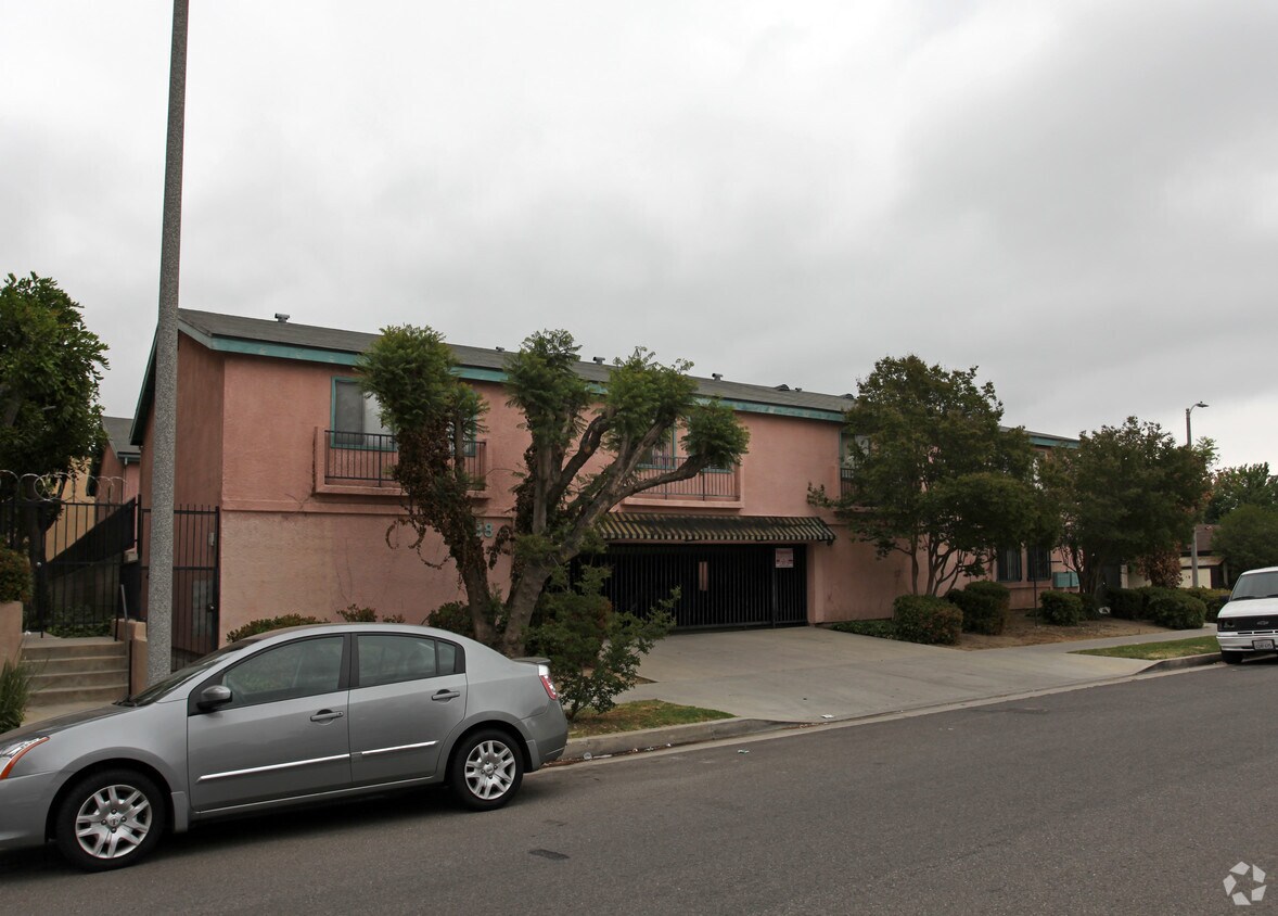 Foto del edificio - 7538 Calvin Ave