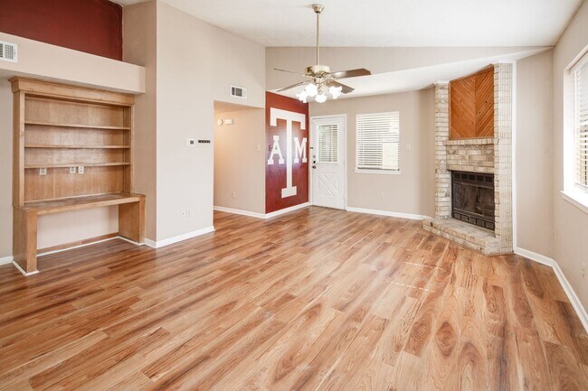 Building Photo - JUNE SUBLEASE!!!!  Adorable 3 Bedroom 2 Bathroom Home with Yard and 2 Car Garage!