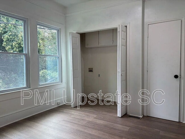 Building Photo - 10 E Main St