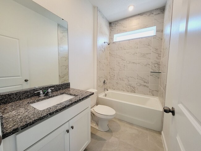 Foto del edificio - Spacious 5 Bedroom 3 Bathroom 2 Story Sing...