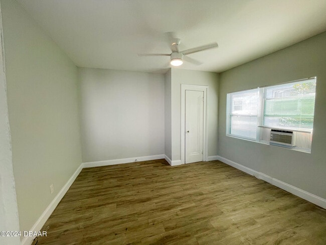 Building Photo - 411 N Oleander Ave