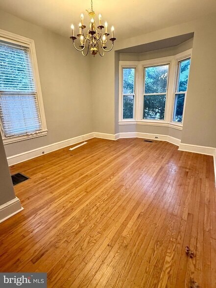 Foto del edificio - 136 Maple Terrace