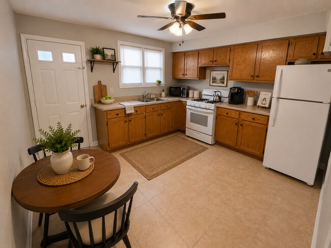 Foto del edificio - Spacious 2BR Townhouse with Private Patio in the Heart of Newbold