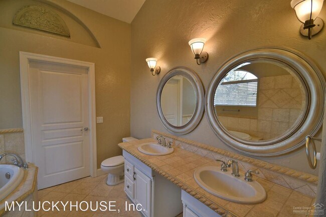 Building Photo - 4 br, 3 bath House - 2711 NE Yellow Ribbon...