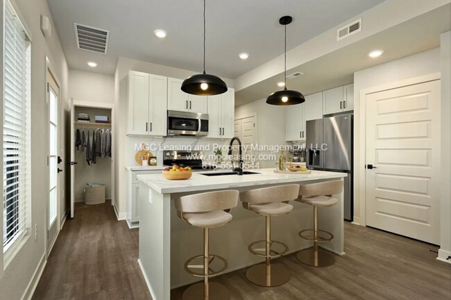Foto del edificio - Oak Ridge Falls – Exterior Unit with 2-Car Garage! July Specials Available Now!