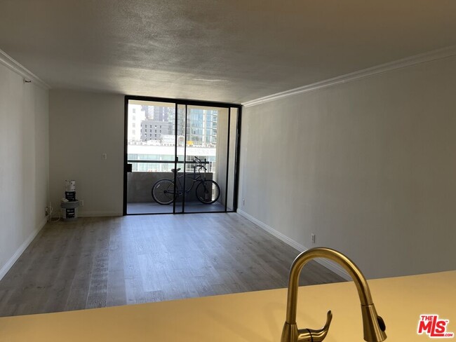 Foto del edificio - 600 W 9th St