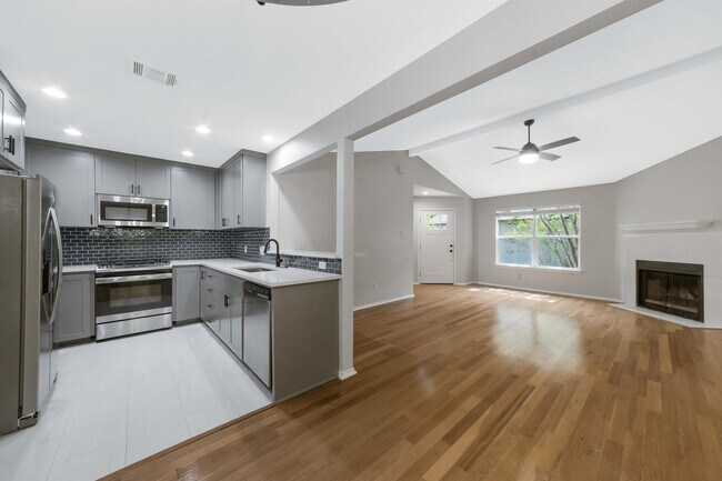Foto del edificio - 9616 Holly Springs Dr