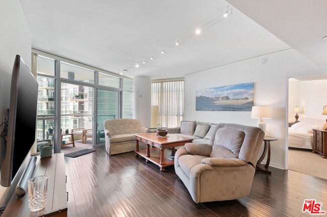 Building Photo - 13650 Marina Pointe Dr