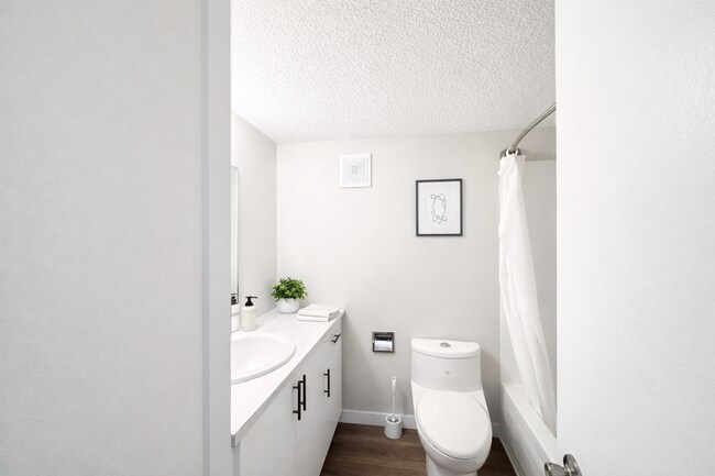 Building Photo - 10724-10105 105 St NW