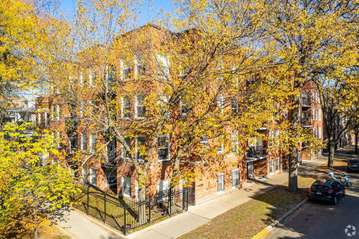 Primary Photo - 2520 W Leland Ave