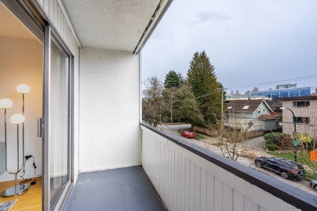 Building Photo - 2225 W 8th Ave