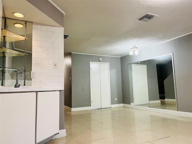 Foto del edificio - 8323 Wilcrest Dr