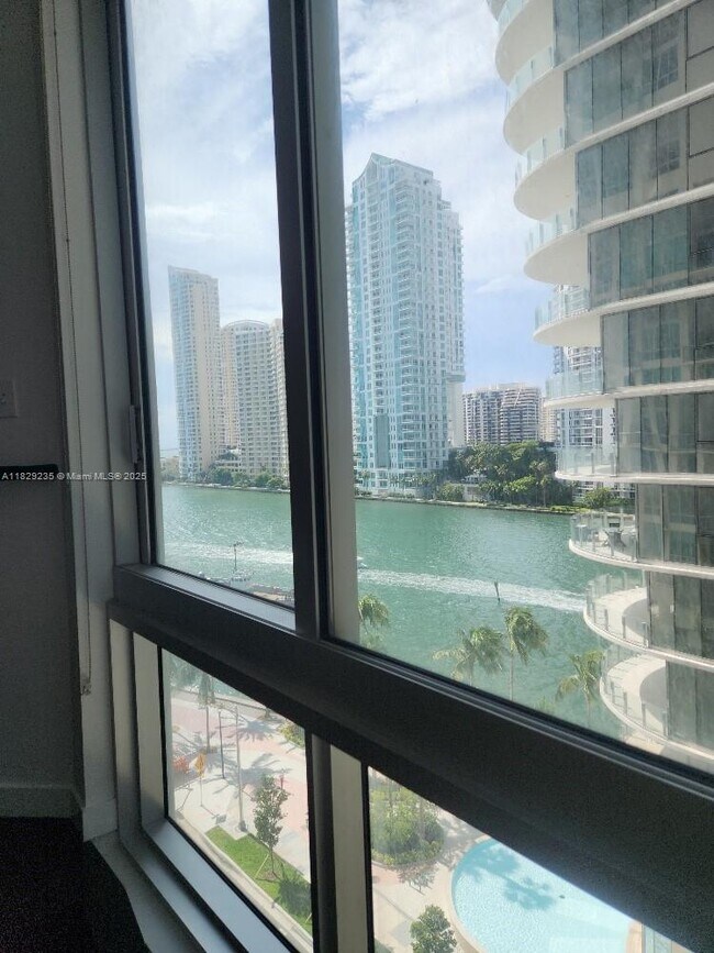 Foto del edificio - 300 S Biscayne Blvd