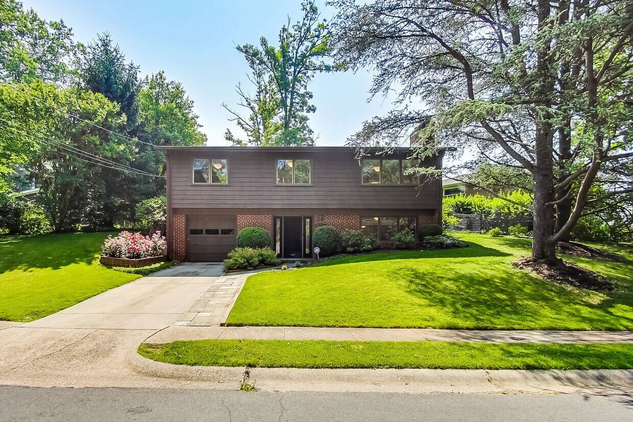 3 bedroom/2 bath Light Filled Home Located in a Quiet Cul-de-Sac - 3 bedroom/2 bath Light Filled Home Located in a Quiet Cul-de-Sac