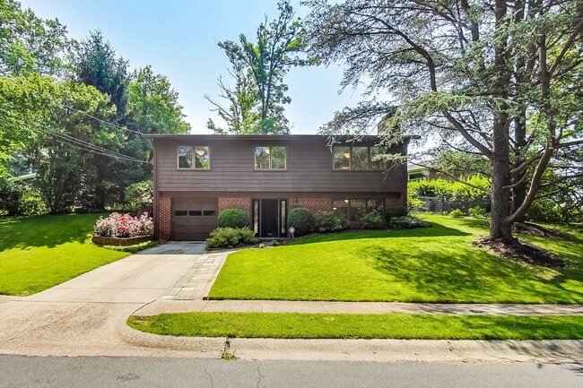 3 bedroom/2 bath Light Filled Home Located in a Quiet Cul-de-Sac - 3 bedroom/2 bath Light Filled Home Located in a Quiet Cul-de-Sac