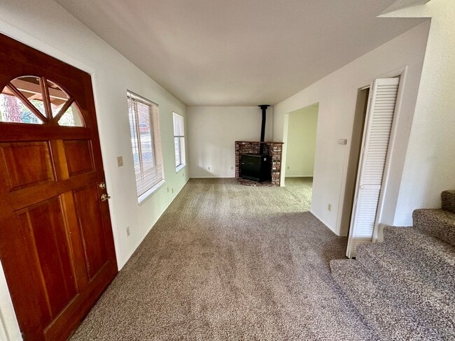 Building Photo - 2 Bedroom 2 Bathroom 2 Story House Walking...