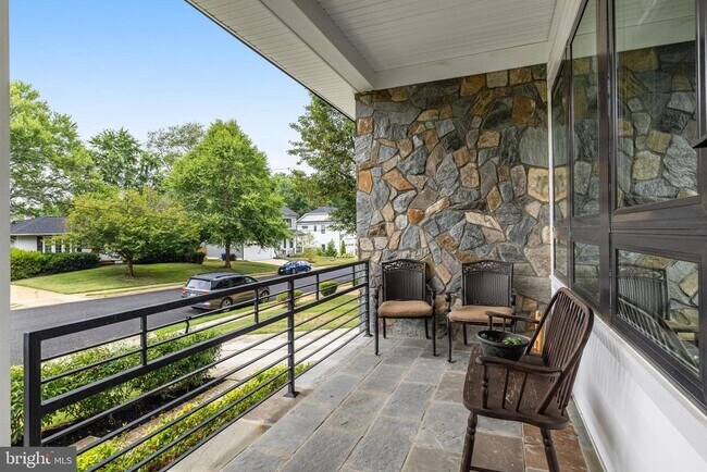 Building Photo - 408 Yeonas Dr SW