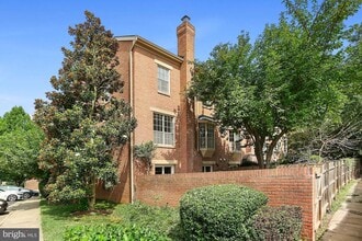 Building Photo - 1454 McLean Mews Ct