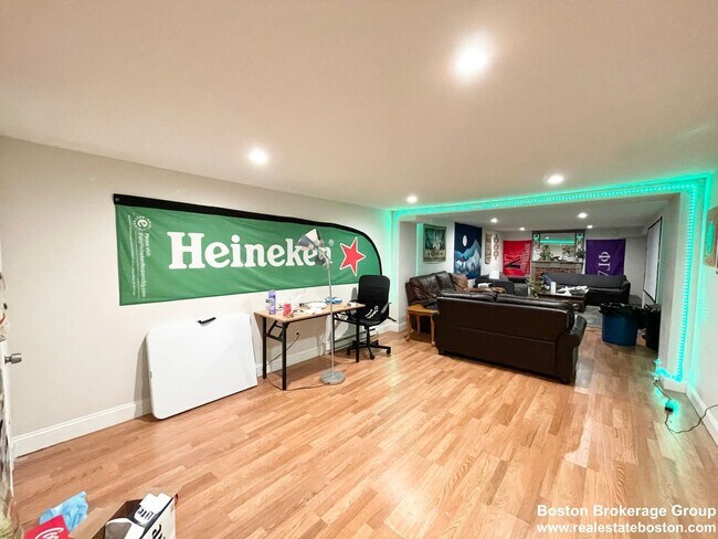 Building Photo - Perfect apartment for Social Students near NEU! Spacious, Yard, Parking & more!