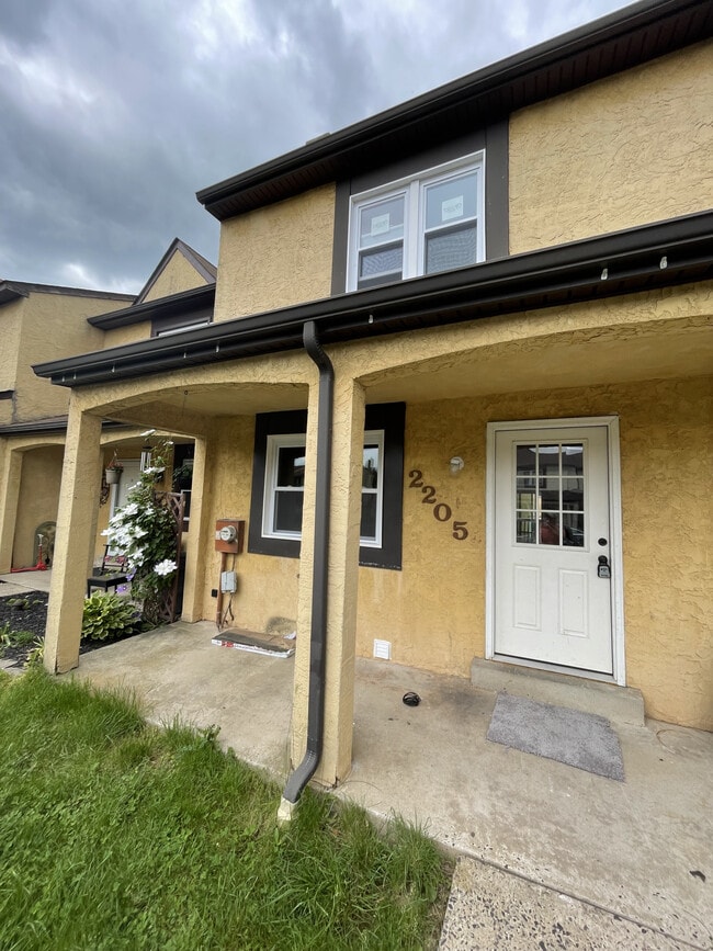 Building Photo - 2205 Walnut Ridge Est