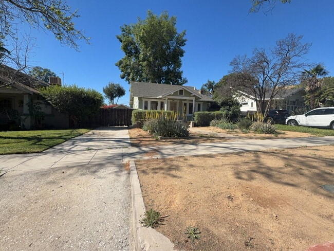 Building Photo - "Charming Riverside Retreat: Cozy 2-Bedroom Home with Modern Comforts!"