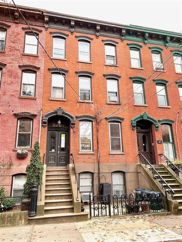 Primary Photo - 221 8th St