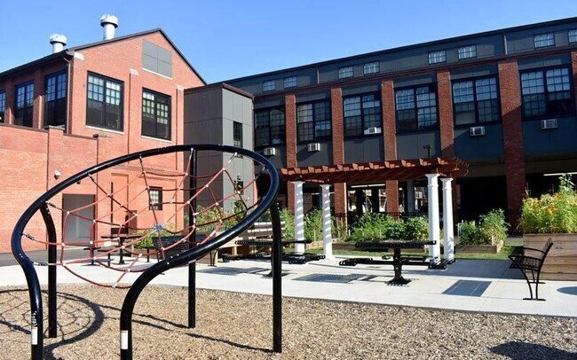 Foto del edificio - 140 Russ St