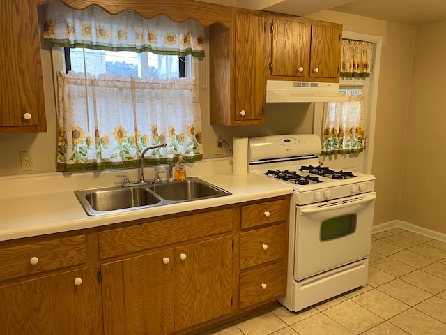 Eat-In Kitchen with Gas Stove - 927 Melrose Ave