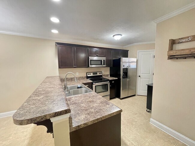 Foto del edificio - Large Town Home with Garage